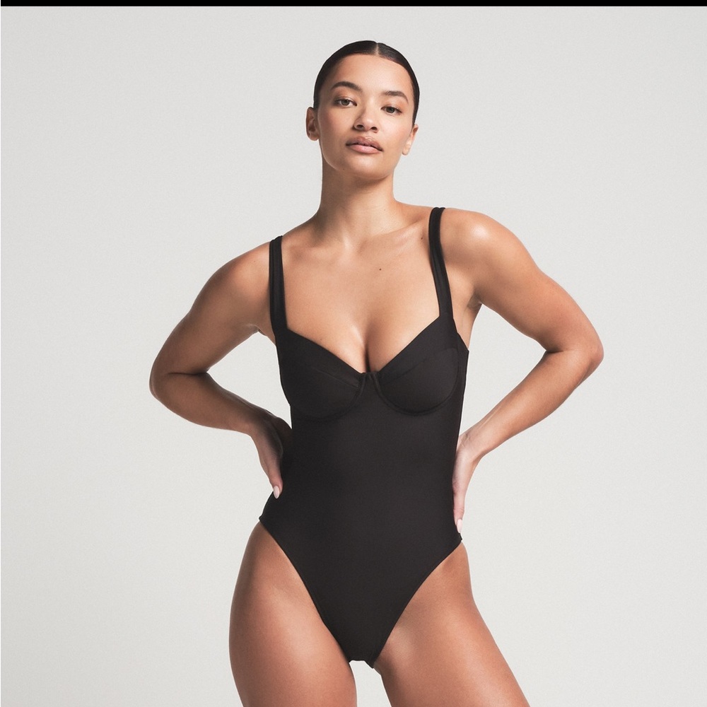 Sw26. NWT skims signature swim underwire one piece onyx small 🖤 sold out!